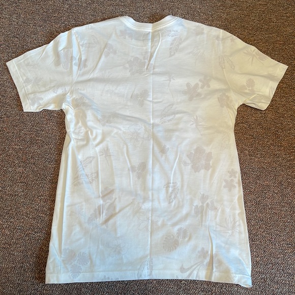 Men’s Nike Tee - Picture 2 of 3